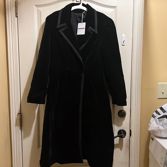New Women’s Omoone black velvet coat in Medium (I also have it in maroon S) - Picture 2 of 9